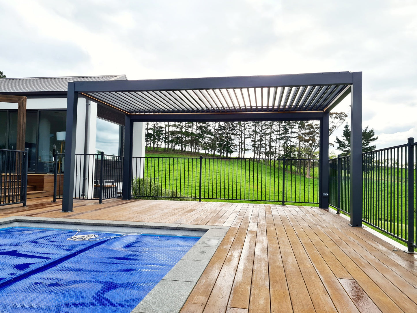 EvoLuxe Motorised Louvre Roof Pergola