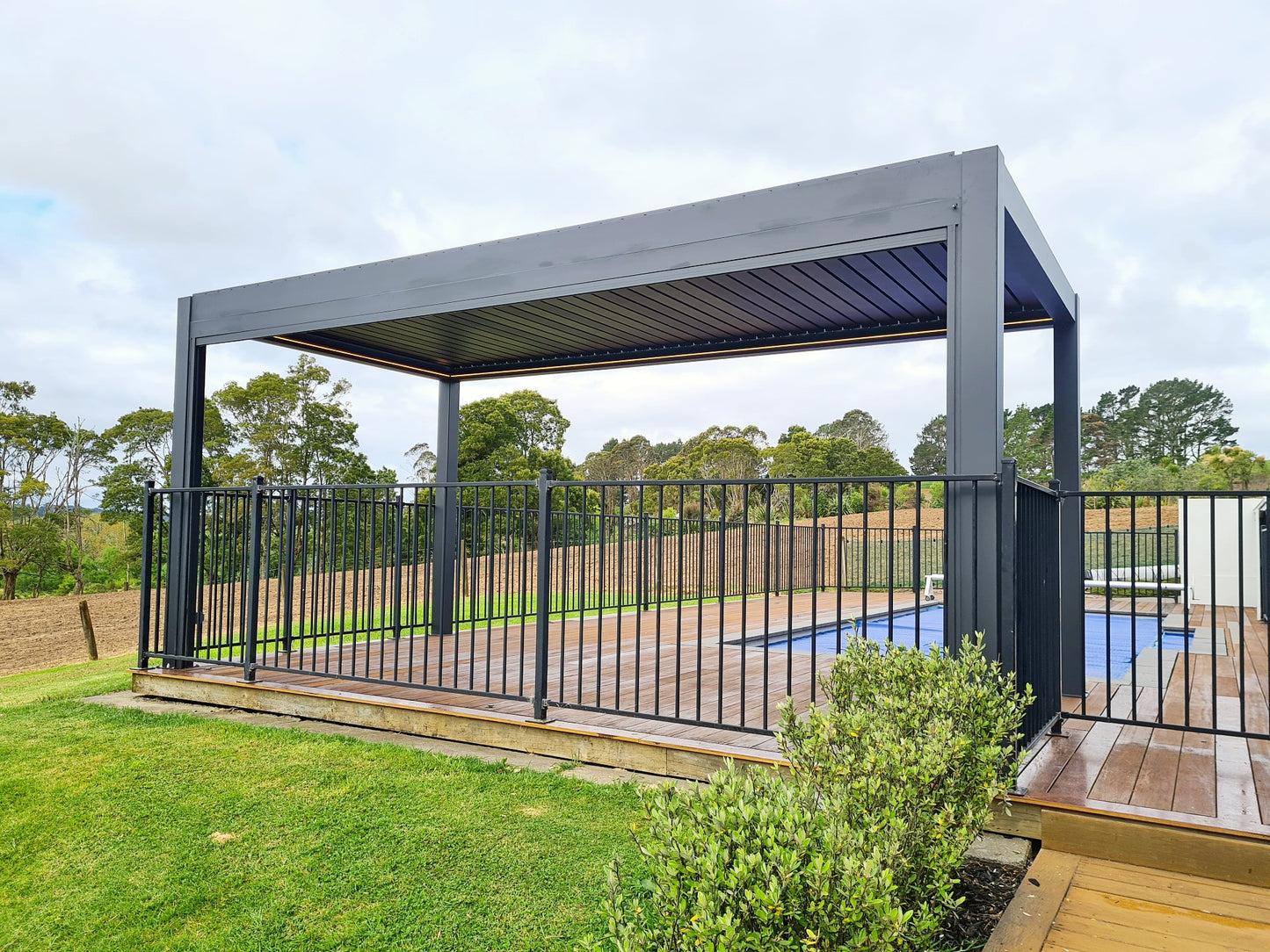 EvoLuxe Motorised Louvre Roof Pergola