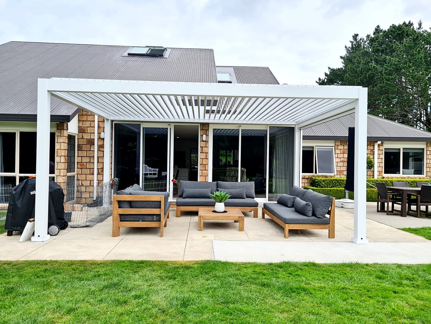 EvoLuxe Motorised Louvre Roof Pergola