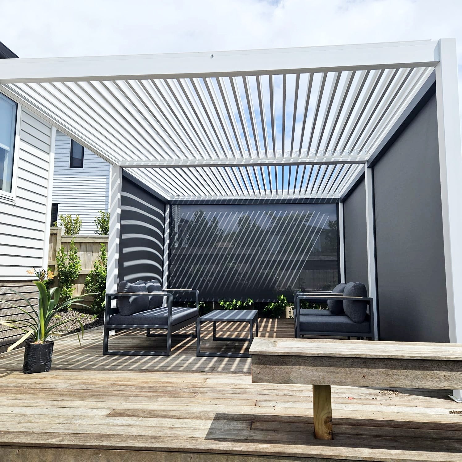 Villa Motorised Louvre Roof Pergola